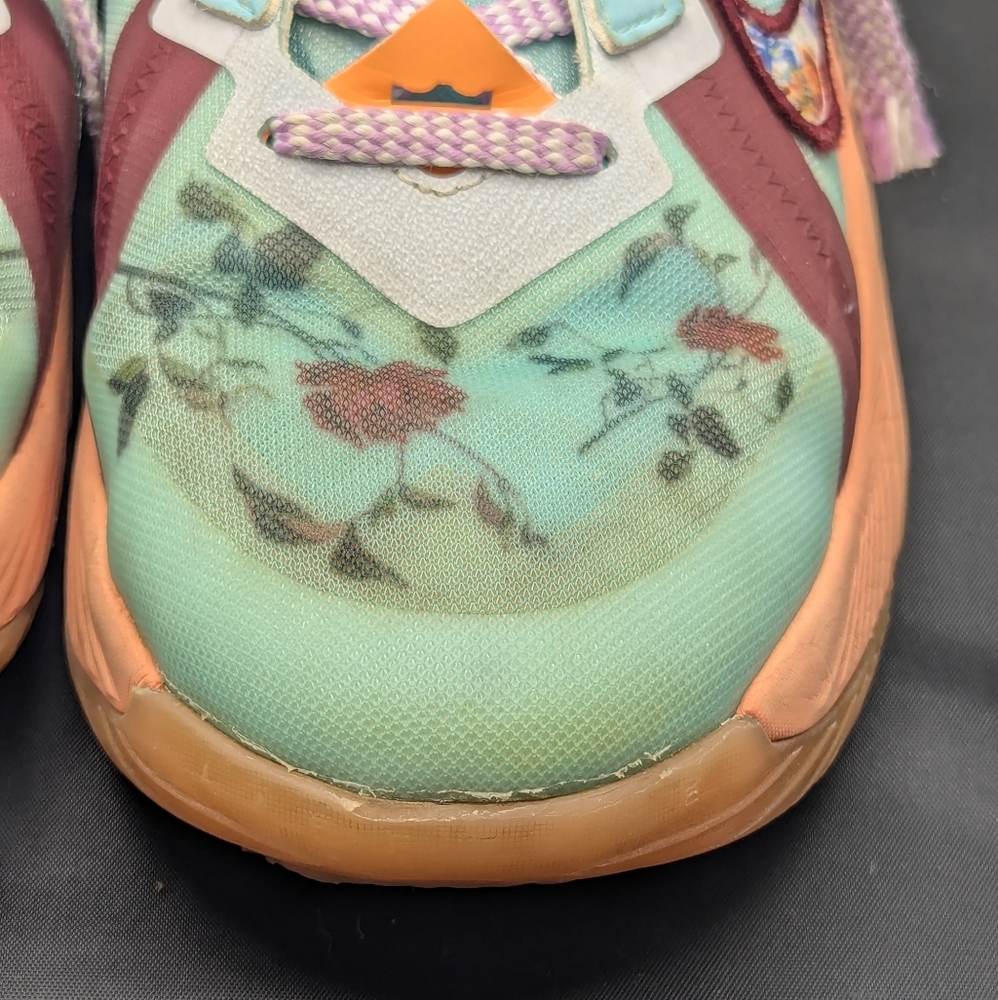 Nike Lebron x Mimi Plange 18 Low Daughters Floral Size 6Y - Picture 12 of 12